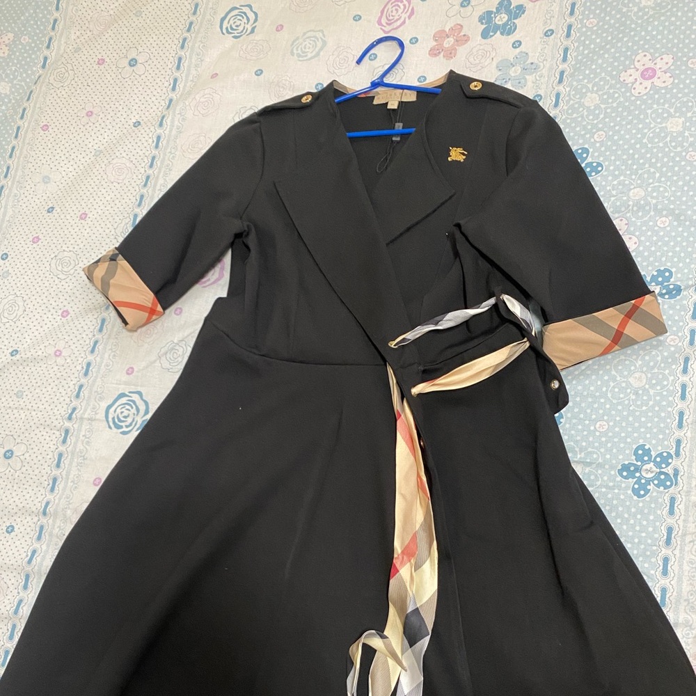 Burberry coat. Size: US L